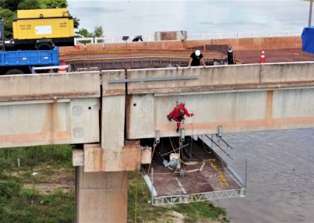 Com estrutura de última geração e apoio de alpinistas, Governo de MS avança nos reparos da ponte sobre o rio Paraguai>