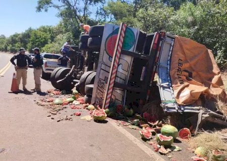 Caminhão tomba com 35 toneladas de melancia e proprietário doa carga>