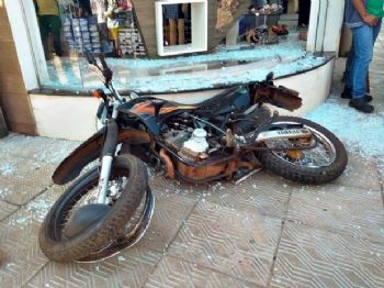 Motociclista fica ferido após colidir em vidraça de loja em Glória de Dourados