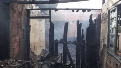 Incêndio deixa casa completamente destruída em Nova Andradina