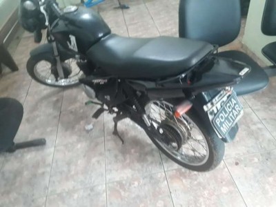 Homem é preso ao empinar moto na frente de policiais em Nova Andradina
