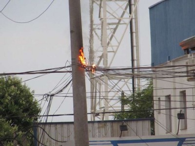 Fiação pega fogo e assusta moradores em Nova Alvorada