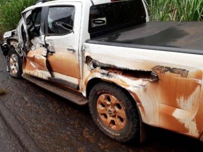 Batida entre carreta e camionete deixa uma pessoa ferida na entre Nova Andradina e Nova Casa Verde