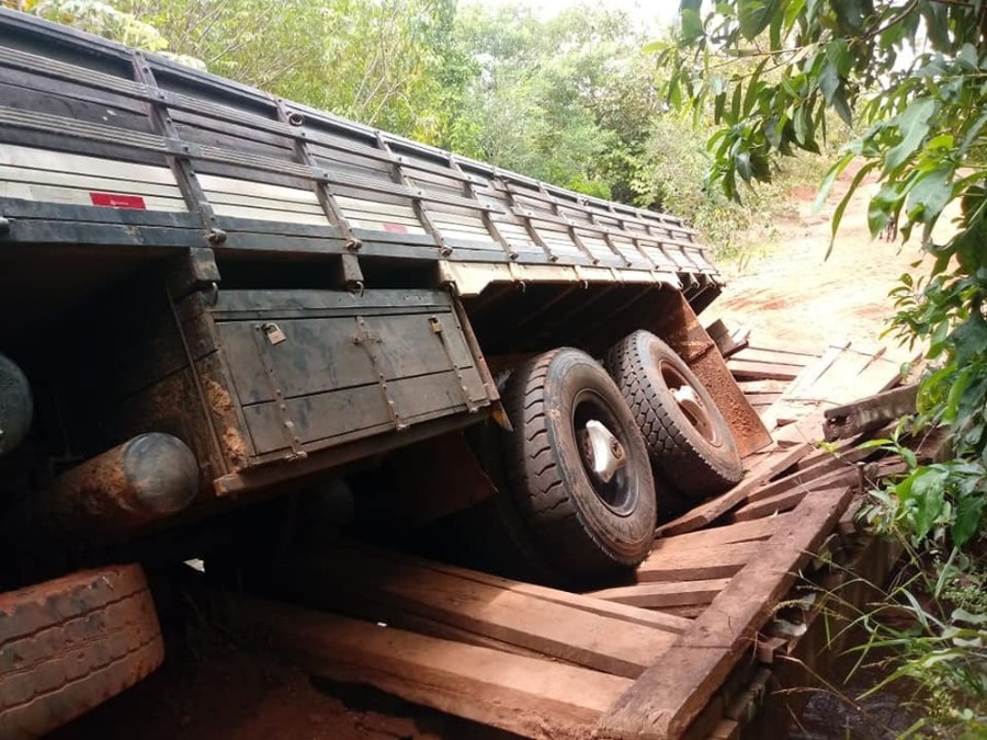 Produção de gado e leite de 16 fazendas ficam prejudicas após quebra de ponte, em Camapuã (MS). — Foto: Marcelino Nunes de Assis