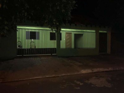 Portão de residência cai e fere criança no rosto e nas costas em Nova Andradina