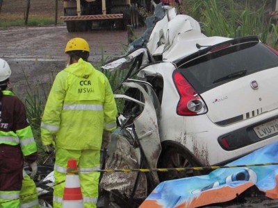 AGORA: Colisão frontal entre carro e carreta deixa dois mortos na BR-163