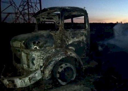 Incêndio destrói cabine de caminhão carregado de ração na BR-267