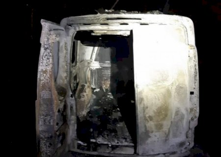 Ambulância nova de Nova Alvorada do Sul bate em vaca e pega fogo na BR 163