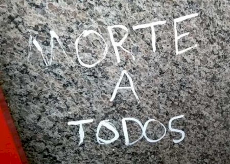 Mensagens com ameaças na parede do banheiro faz escola suspender aulas em Nova Andradina