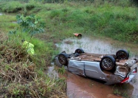 Mãe e filha saem sem ferimentos de capotagem na BR-163
