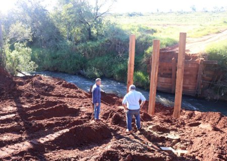 Prefeitura de Jateí inicia construção da ponte de madeira sobre o córrego Formoso