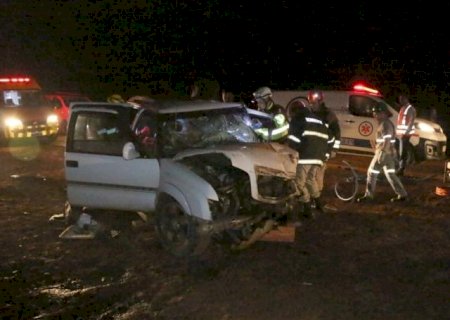 Idoso fica preso às ferragens após batida entre carreta e dois carros entre Rio Brilhante e Nova Alvorada do Sul