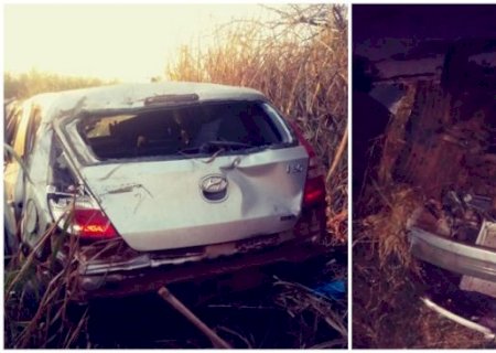 Carro capota e passageira é arremessada para fora do veículo entre Deodápolis e Ivinhema