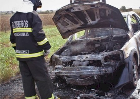 Após pane elétrica, carro pega fogo na MS-473 e fica destruído pelas chamas entre Nova Andradina e Taquarussu