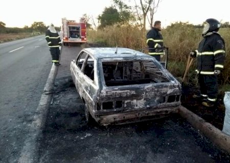 Nova Alvorada do Sul: Veículo com 50 quilos de maconha é encontrado em chamas na BR-267