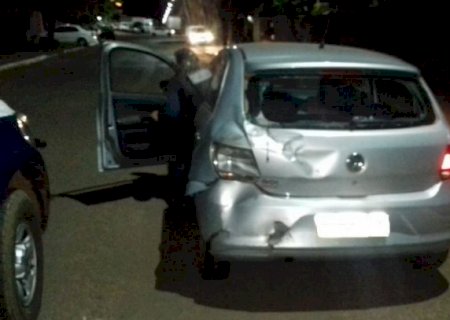 DEODÁPOLIS: Motorista embriagado tenta agredir mulher com bebê no colo e bate em dois veículos