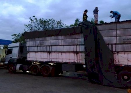 Nova Andradina: Incêndio em carregamento de carvão mobiliza bombeiros para a BR-267