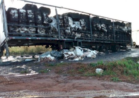 Incêndio destrói carreta com plumas de algodão em MS