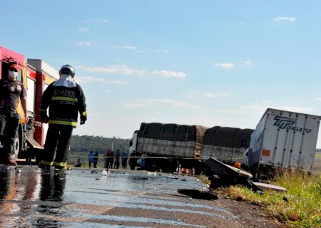 Acidente entre caminhões deixa um morto entre Batayporã e Anaurilândia