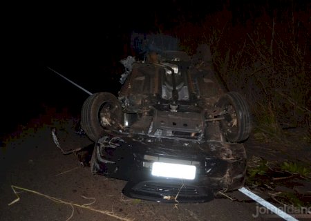 Assessor de vereador fica ferido após bater e capotar carro em MS