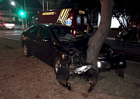 Carro colide em árvore no canteiro central em frente à Prefeitura de Nova Andradina