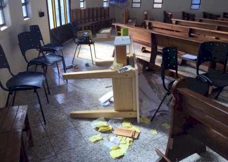 Fiéis chegam para missa e encontram igreja furtada e portas arrombadas em MS