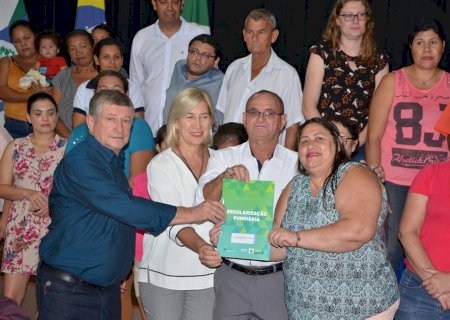 Jateí entrega 30 e assina mais 50 do Projeto Lote Urbanizado para construção de Casas