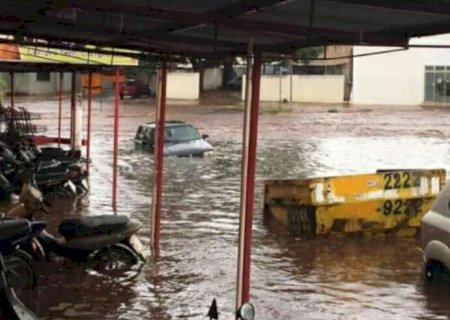 Forte chuva causa prejuízos e alaga ruas e avenidas da cidade em Ivinhema