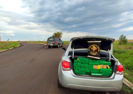 DOF recupera veículo furtado em SP carregado com 890 quilos de maconha em Glória de Dourados
