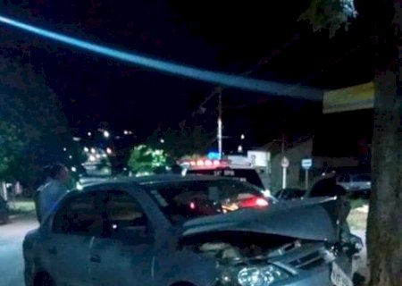 Condutora perde controle do veículo e bate em árvore em Glória de Dourados