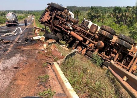 Caminhão com placas de Glória de Dourados que transporta leite se envolve em grave acidente entre Batayporã e Anaurilândia e deixa 5 pessoas feridas