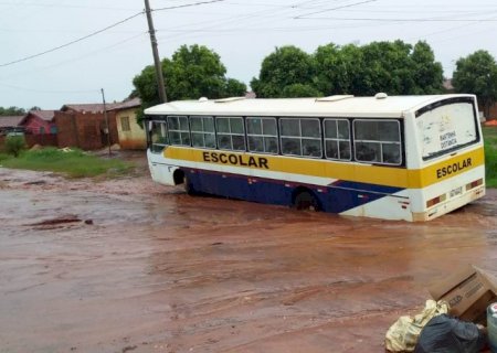 Ônibus fica preso em cratera aberta pela chuva e impede viagem de alunos em Ivinhema