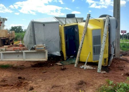 Caminhão sai da pista e atinge rede elétrica em Nova Casa Verde