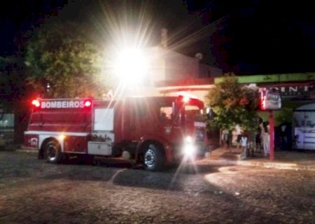Mulher coloca fogo em carro que atinge moto e parte de escritório de advogado em Deodápolis