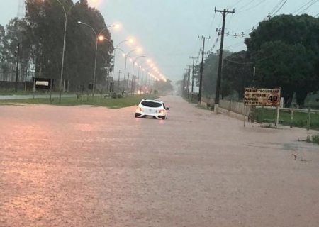 Chuva forte provoca alagamento e deixa 4 pessoas ilhadas em carro em Nova Andradina