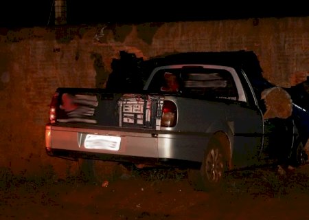IVINHEMA: Carro bate em muro de chácara