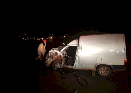 Motorista fica preso nas ferragens em acidente com caminhão na MS-080 em Campo Grande