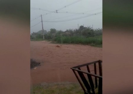 Chuva transforma rua em rio e quebra-molas em \'trampolim\' para enxurrada em Campo Grande