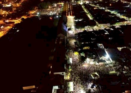 Campo Grande: 1ª noite de Carnaval reúne 35 mil pessoas na Esplanada Ferroviária