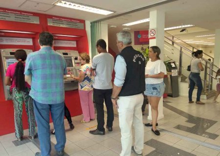 Fila de quase 2h em agência bancária rende autuações do Procon-MS
