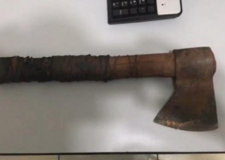Jovem é preso após golpear cabeça de homem com machado durante briga em Nova Andradina