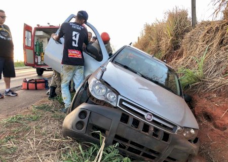 Motorista perde controle de carro, roda na pista e cai em valeta entre Batayporã e Nova Andradina