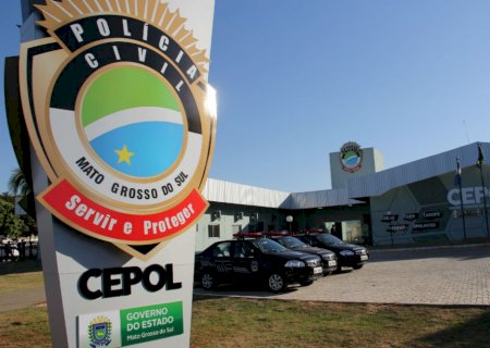 Motorista foge em alta velocidade e durante perseguição bate em carro que é arremessado contra árvore