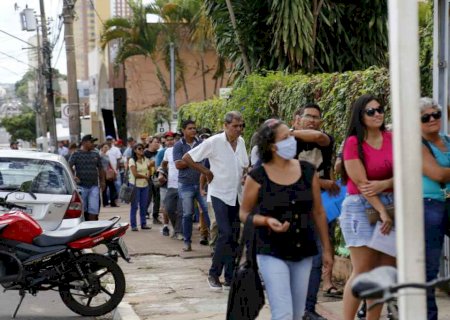 Mais pessoas nas ruas refletem aumento de 75% de casos de coronavírus em Campo Grande