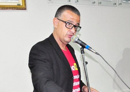 Marcio Teles cobra do Prefeito explicações em relação a tubos \'espalhados\' pela cidade em Deodápolis