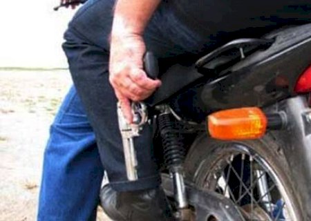 Usando máscara, motoqueiro aponta arma para mulher e rouba celular em Glória de Dourados