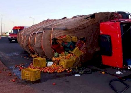 Caminh&atilde;o tomba em rotat&oacute;ria e deixa tr&aacute;fego lento na MS-276 em Nova Andradina