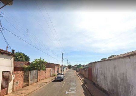 Homem tenta fugir, mas &eacute; baleado com 3 tiros na capital