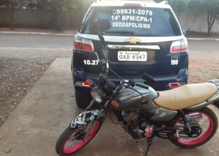 Menor é apreendido pilotando moto com licenciamento vencido e lacre da placa rompido em Deodápolis