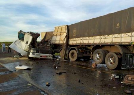 Acidente entre duas carretas mata motorista em Nova Andradina